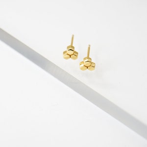 Orecchini a bottone a nido d'ape realizzati in argento sterling 925 con vera lega d'oro 14K, orecchini ape, delicati, boho, hippie, nido d'ape, naturali, piccoli
