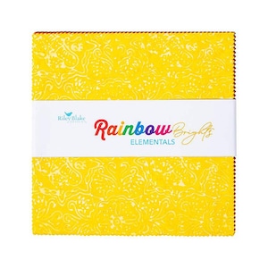 Puede incluir: Un conjunto de cuadrados de tela amarillos con una banda blanca con el texto "Riley Blake Designs" y "Rainbow Brights ELEMENTS" en escritura colorida. La tela tiene un patrón floral blanco repetido.