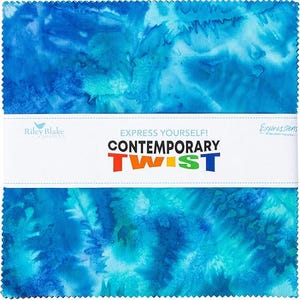 Può includere: Una pila di quadrati di tessuto blu con un design simile all'acquerello. Il tessuto presenta un mix di blu chiari e scuri, con una fascia bianca al centro che recita "EXPRESS YOURSELF! CONTEMPORARY TWIST."