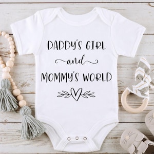 Daddy&#39;s Girl en Mommy&#39;s World SVG PNG Bestanden voor snijmachines, digitale clipart, onesie, baby meisje, zeggende, kinderkamer