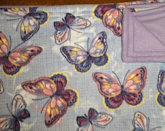 Manta polar con mariposas de primavera