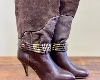 Botas Peppers de tacón alto vintage de los años 90 en piel de ante holgada, fabricadas en Grecia.