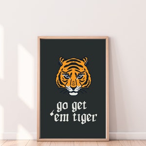 Op de afbeelding: Een zwart-witte motiverende poster met een tijgerillustratie en de tekst "go get 'em tiger".