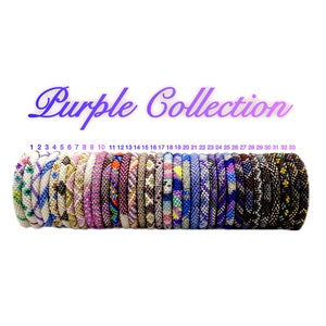 Puede incluir: Una colección de 33 pulseras de cuentas de color morado, blanco y negro. Las pulseras están apiladas una encima de la otra y numeradas del 1 al 33. El texto "Purple Collection" está en la parte superior de la imagen.