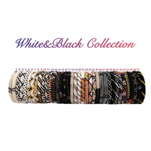 Puede incluir: Una colección de 37 pulseras de cuentas coloridas en blanco y negro con los números del 1 al 37 impresos debajo. Las pulseras están dispuestas en una fila y etiquetadas como "White&Black Collection".