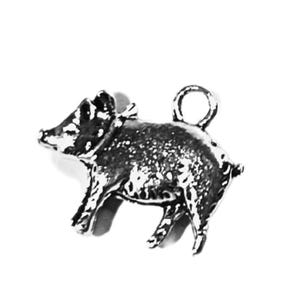 Puede incluir: Un pequeño dije de cerdo en tono plateado con detalles intrincados. El dije está en posición de pie con un lazo en la parte superior para sujetarlo. El cerdo tiene detalles texturizados, dándole una apariencia realista. El fondo es blanco.