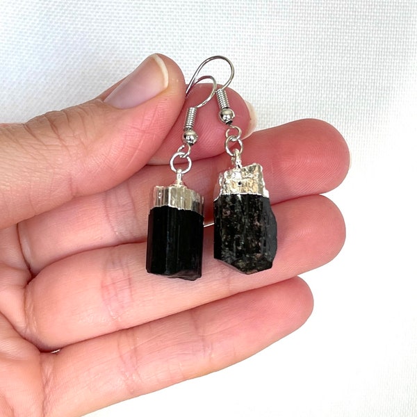 Boucles d'oreilles en tourmaline - Boucles d'oreilles en tourmaline argentée - Tourmaline noire - Boucles d'oreilles pendantes en cristal - Boucles d'oreilles en cristal - Tourmaline noire brute