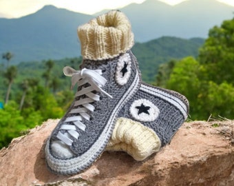 Pantuflas grises de ganchillo con puño color marfil para mujer, cómodas y perfectas para estar en casa. Hechas a mano. Ideales como regalo de invierno o Navidad.