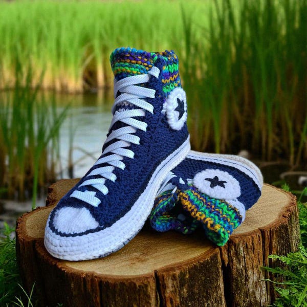 Zapatillas de crochet azul marino con suela de fieltro de lana hechas a mano para interiores y invierno.