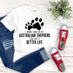 Pastore Australiano T Camicia Questa divertente camicia da cane è disponibile in più colori e dimensioni. Fare clic su ORA!