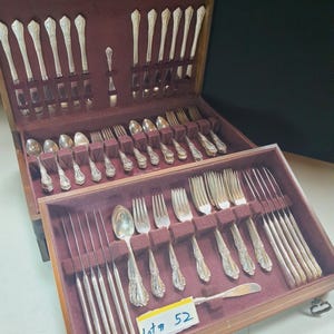 114 Vanessa Francesca Flatware Set, WM Rogers Oneida W/ Wooden Storage Box, Silver Plated, Dinner forks, Dinner Knives, Service for 24