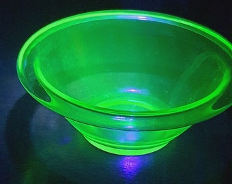 Vaseline Uranium Glass, Green depression glass mixing bowl/ Hemingray depression glass/ vintage Uranium glass bowl/ antique depression glass