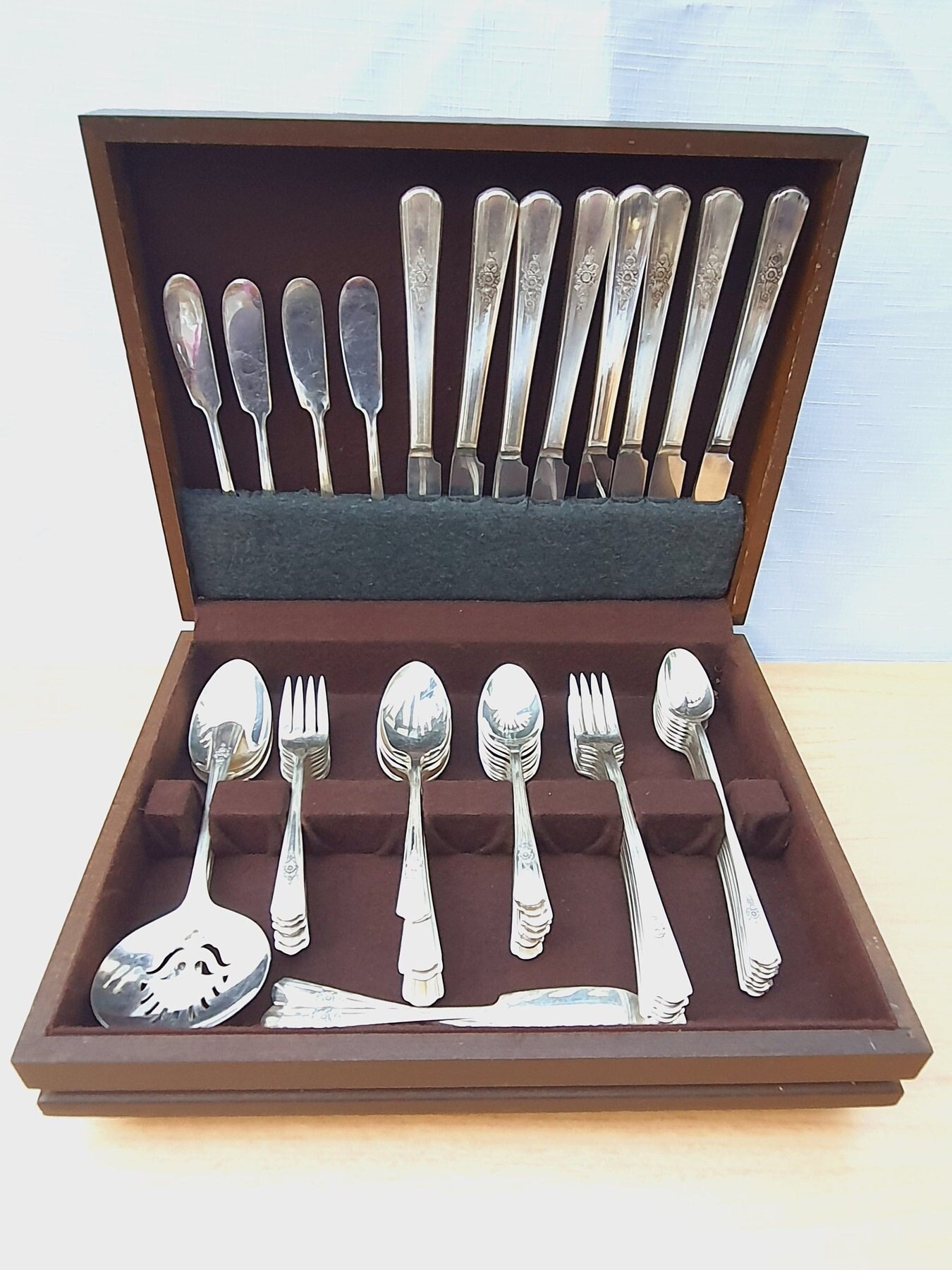 57 WM Rogers Flatware Set With Wood Storage Box, Dinner Knife With