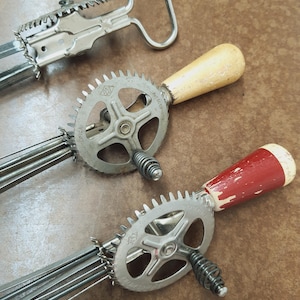 Vintage A&J HAND MIXER, Egg Beater Wooden Handles, kitchenware, kitchen utensil, USA 1923