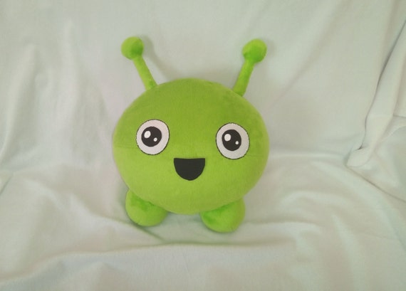 Un échantillon d'un jouet en peluche extraterrestre vert, espace final,  peluche mooncake, fait sur commande -  France