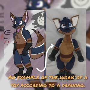 Puede incluir: Un juguete de peluche de un zorro de rayas azules y marrones con una cola larga. El juguete está de pie sobre una superficie blanca. El juguete está basado en un dibujo de un zorro con los mismos colores y rayas.