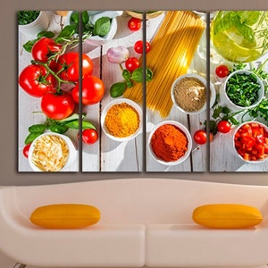 以下が含まれることがあります： パスタ料理の新鮮な食材を静物画にした、マルチパネルキャンバスプリント。トマト、バジル、ニンニク、スパイス、スパゲッティ麺が描かれています。