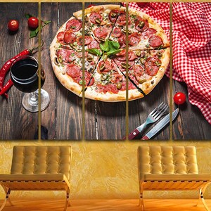 Puede incluir: Una impresi&oacute;n en lienzo de varios paneles que presenta un primer plano de una pizza de pepperoni con aceitunas verdes y albahaca sobre una mesa de madera con una copa de vino tinto y un mantel a cuadros rojo y blanco.