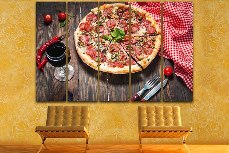 Puede incluir: Una impresi&oacute;n en lienzo de varios paneles que presenta un primer plano de una pizza de pepperoni con aceitunas verdes y albahaca sobre una mesa de madera con una copa de vino tinto y un mantel a cuadros rojo y blanco.