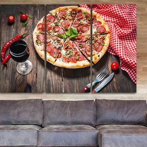 Puede incluir: Una impresi&oacute;n en lienzo de tres paneles que presenta un primer plano de una pizza de pepperoni con aceitunas verdes y albahaca sobre una mesa de madera con una copa de vino tinto, pimientos rojos y un mantel a cuadros rojo y blanco.