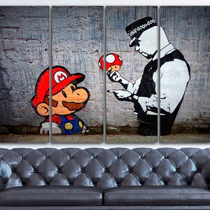 Pu&ograve; includere: Una stampa su tela a quattro pannelli con un'immagine in bianco e nero in stile graffiti di un poliziotto che tiene un fungo rosso e punta il dito verso un personaggio dei cartoni animati che assomiglia a Mario. Lo sfondo &egrave; un muro di mattoni grigi.