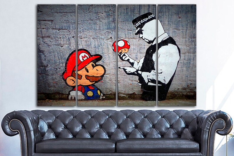 Pu&ograve; includere: Una stampa su tela a quattro pannelli con un'immagine in bianco e nero in stile graffiti di un poliziotto che tiene un fungo rosso e punta il dito verso un personaggio dei cartoni animati che assomiglia a Mario. Lo sfondo &egrave; un muro di mattoni grigi.