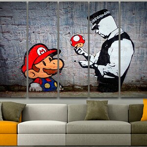 Pu&ograve; includere: Una stampa su tela multi-pannello con un'immagine in stile graffiti di un poliziotto che affronta un personaggio dei cartoni animati che ricorda Mario del videogioco Super Mario Bros. L'ufficiale tiene un fungo rosso, e Mario &egrave; in piedi a sinistra dell'ufficiale. Lo sfondo &egrave; un muro di mattoni grigi.