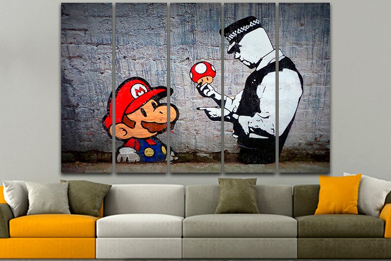 Pu&ograve; includere: Una stampa su tela multi-pannello con un'immagine in stile graffiti di un poliziotto che affronta un personaggio dei cartoni animati che ricorda Mario del videogioco Super Mario Bros. L'ufficiale tiene un fungo rosso, e Mario &egrave; in piedi a sinistra dell'ufficiale. Lo sfondo &egrave; un muro di mattoni grigi.
