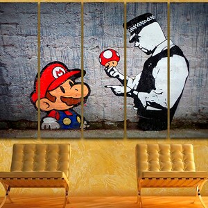 Pu&ograve; includere: Una stampa su tela multi-pannello con un'immagine in stile graffiti di un poliziotto e Mario, il personaggio del videogioco, con un fungo. L'ufficiale sta indicando Mario e il fungo.