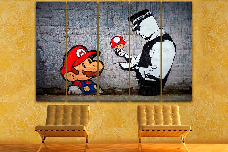 Pu&ograve; includere: Una stampa su tela multi-pannello con un'immagine in stile graffiti di un poliziotto e Mario, il personaggio del videogioco, con un fungo. L'ufficiale sta indicando Mario e il fungo.