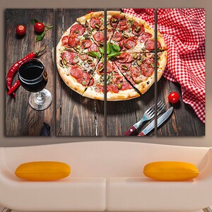 Puede incluir: Una impresi&oacute;n en lienzo de varios paneles que presenta un primer plano de una pizza de pepperoni con aceitunas verdes y albahaca, una copa de vino tinto, chiles rojos y un mantel a cuadros rojo y blanco.