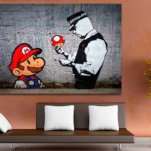 Pu&ograve; includere: Un'illustrazione in bianco e nero di un poliziotto che tiene un fungo rosso e bianco, con un personaggio dei cartoni animati che assomiglia a Mario in piedi a sinistra, che guarda il fungo.