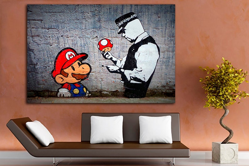 Pu&ograve; includere: Un'illustrazione in bianco e nero di un poliziotto che tiene un fungo rosso e bianco, con un personaggio dei cartoni animati che assomiglia a Mario in piedi a sinistra, che guarda il fungo.