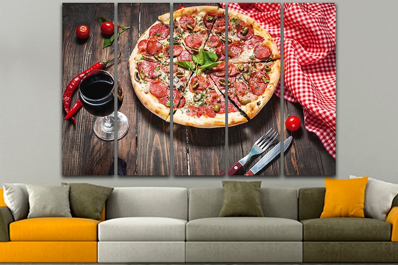Puede incluir: Una impresi&oacute;n de lienzo de varios paneles que presenta un primer plano de una pizza de pepperoni con aceitunas verdes y albahaca sobre una mesa de madera con una copa de vino tinto, pimientos rojos y un mantel a cuadros rojo y blanco.