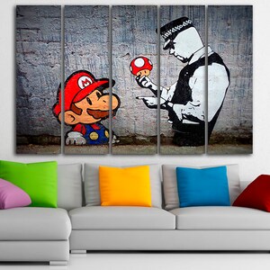 Pu&ograve; includere: Una stampa su tela multi-pannello con un'illustrazione in bianco e nero di un poliziotto e Mario, un personaggio di videogioco, che tiene un fungo. Lo sfondo &egrave; un muro di mattoni grigi.