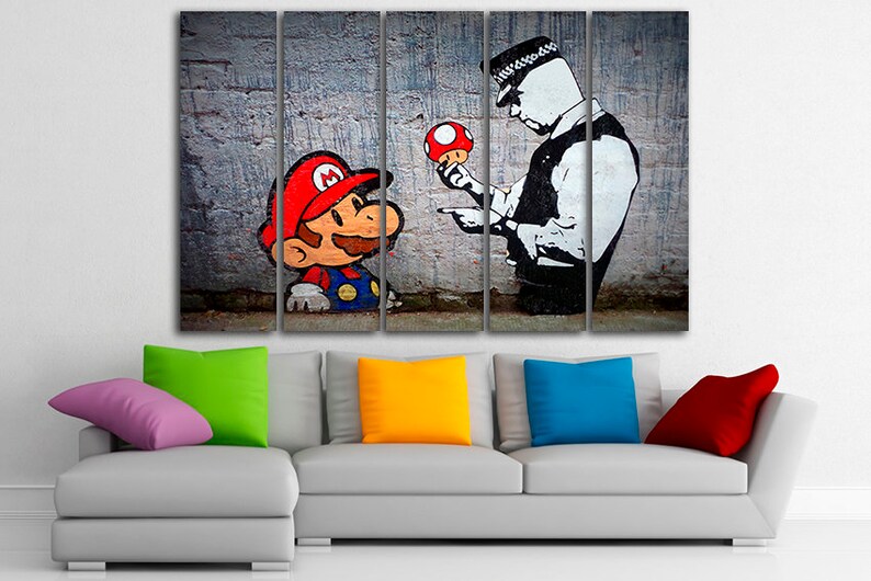 Pu&ograve; includere: Una stampa su tela multi-pannello con un'illustrazione in bianco e nero di un poliziotto e Mario, un personaggio di videogioco, che tiene un fungo. Lo sfondo &egrave; un muro di mattoni grigi.