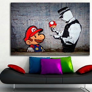Pu&ograve; includere: Una stampa d'arte graffiti in bianco e nero di un poliziotto che tiene un fungo rosso e punta il dito verso un personaggio dei cartoni animati di Mario. Lo sfondo &egrave; un muro di mattoni grigi.