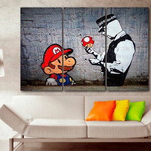 Pu&ograve; includere: Una stampa su tela a tre pannelli con un personaggio dei cartoni animati che assomiglia a Mario della serie di videogiochi Super Mario Bros. fermato da un agente di polizia. Il personaggio tiene un fungo rosso. Lo sfondo &egrave; un muro di mattoni.