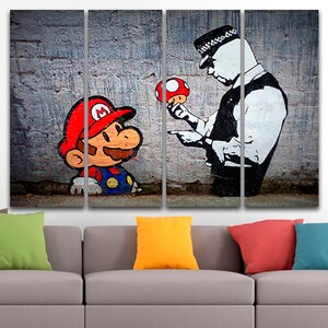 Pu&ograve; includere: Una stampa su tela multi-pannello con un'illustrazione in bianco e nero di un agente di polizia che tiene un fungo rosso e punta il dito verso un personaggio dei cartoni animati che assomiglia a Mario, che tiene un fungo simile.