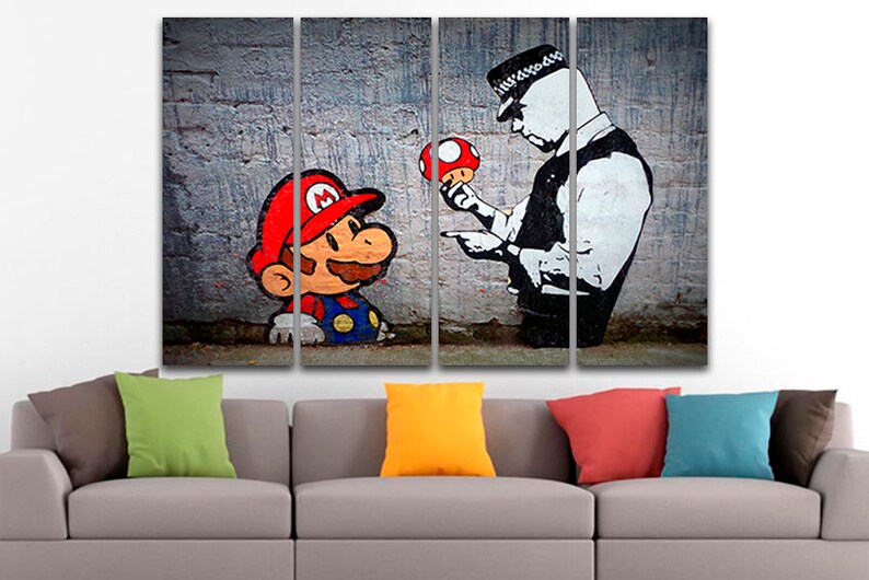 Pu&ograve; includere: Una stampa su tela multi-pannello con un'illustrazione in bianco e nero di un agente di polizia che tiene un fungo rosso e punta il dito verso un personaggio dei cartoni animati che assomiglia a Mario, che tiene un fungo simile.