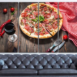 Puede incluir: Una impresi&oacute;n en lienzo de varios paneles que presenta un primer plano de una pizza de pepperoni con aceitunas verdes y albahaca sobre una mesa de madera con una copa de vino tinto, pimientos rojos y un mantel a cuadros rojo y blanco.