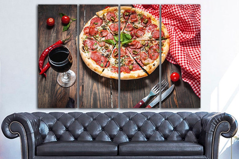 Puede incluir: Una impresi&oacute;n en lienzo de varios paneles que presenta un primer plano de una pizza de pepperoni con aceitunas verdes y albahaca sobre una mesa de madera con una copa de vino tinto, pimientos rojos y un mantel a cuadros rojo y blanco.