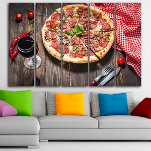Puede incluir: Una impresi&oacute;n de lienzo de varios paneles que presenta un primer plano de una pizza de pepperoni con aceitunas verdes y albahaca sobre una mesa de madera con una copa de vino tinto, pimientos rojos y un mantel a cuadros rojo y blanco.