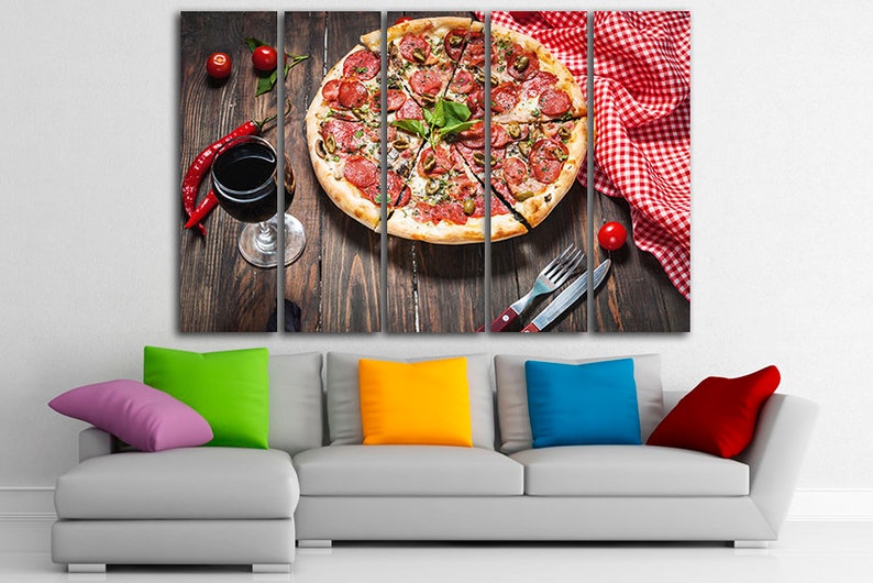 Puede incluir: Una impresi&oacute;n de lienzo de varios paneles que presenta un primer plano de una pizza de pepperoni con aceitunas verdes y albahaca sobre una mesa de madera con una copa de vino tinto, pimientos rojos y un mantel a cuadros rojo y blanco.