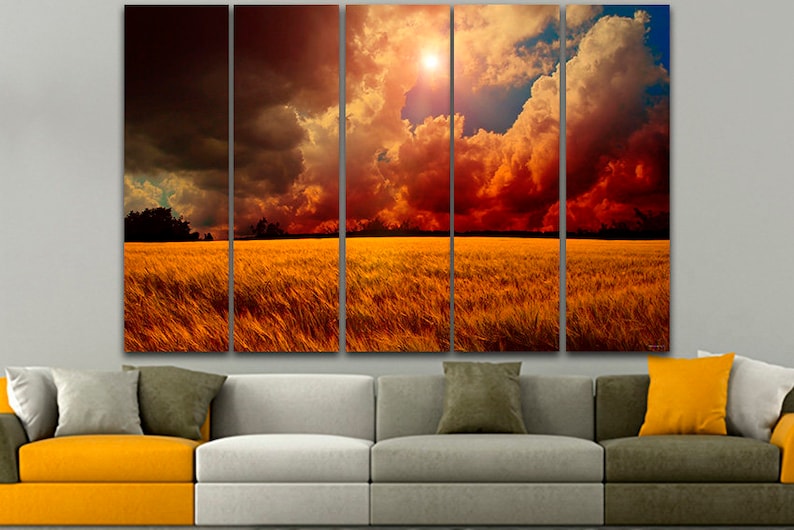 K&ouml;nnte beinhalten: Ein f&uuml;nfteiliges Leinwandkunstwerk, das ein Weizenfeld unter einem dramatischen Himmel zeigt. Der Himmel ist mit feurigen orangefarbenen und roten Wolken gef&uuml;llt, mit einer hellen Sonne, die hindurchscheint. Das Weizenfeld ist goldgelb und erzeugt einen auff&auml;lligen Kontrast.