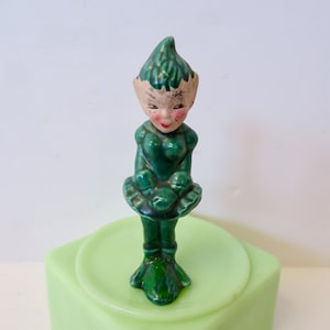 Vintage Made in Japan anni &#39;50 e &#39;60 in ceramica Pixie Elf Sprite Figurine in un vestito a foglie Decorazioni natalizie Kitsch Green China Ornament Decorazione