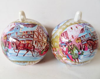 Vintage anni '70 e '80 Coppia di 2 ornamenti per albero di Natale con palla di plastica rotonda stampata decoupage in stile patchwork vittoriano - Slitta trainata da cavalli