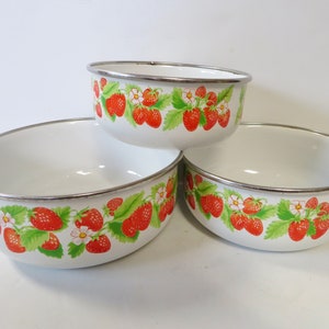 Vintage 70s 80s Set of 3 Three Nesting Bowls w Strawberries - Metal Enamelware Enamel Bowl - Japanese Strawberry Floral Print Kitchen Decor