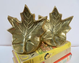 Par de sujetalibros vintage de latón con forma de hoja de arce de los años 60 y 70