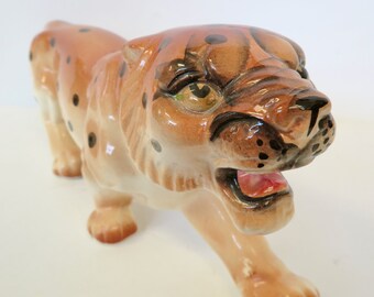 Grande figurine léopard tigre accroupie MCM en céramique émaillée des années 50 et 60 - Fabriquée au Japon - Gros félin rugissant - Décoration maximaliste